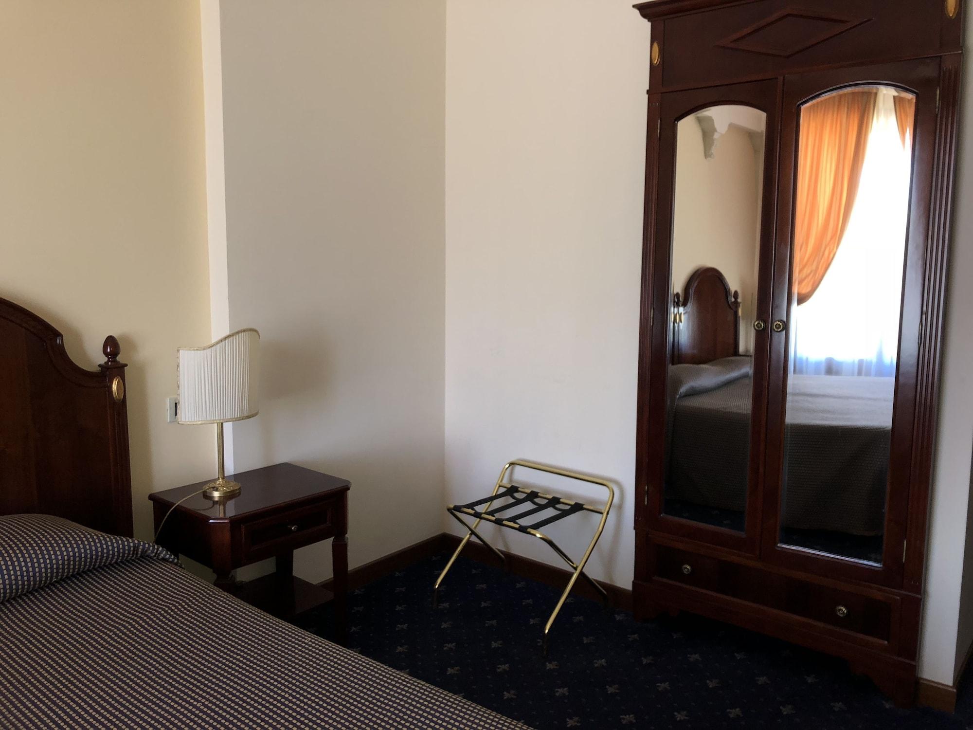 Grand Hotel Palace Marsala Bagian luar foto A room at the hotel