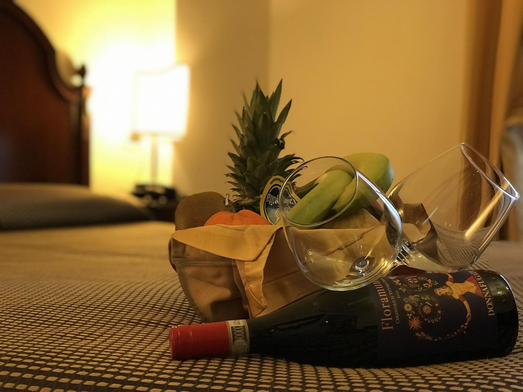 Grand Hotel Palace Marsala Bagian luar foto A fruit basket