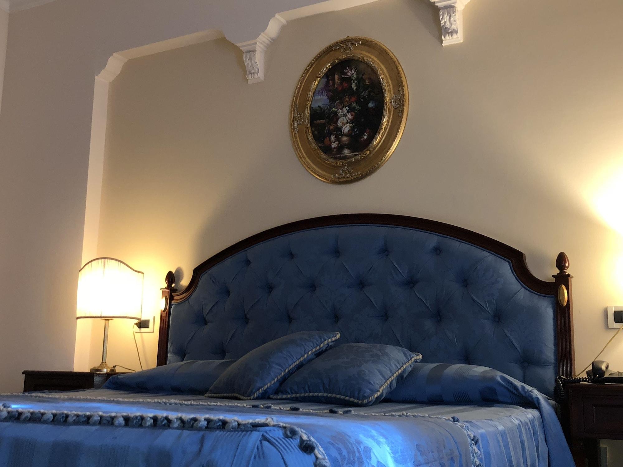 Grand Hotel Palace Marsala Bagian luar foto A bedroom at the hotel