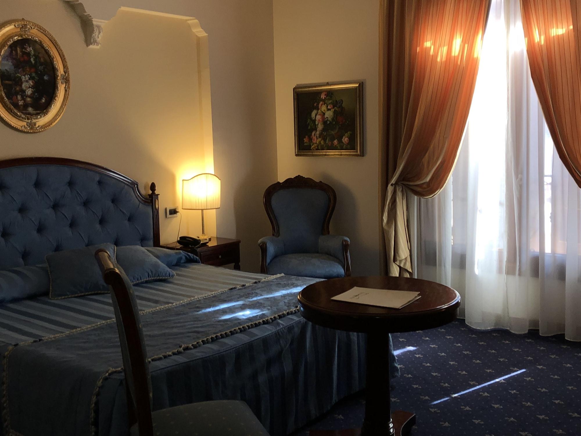 Grand Hotel Palace Marsala Bagian luar foto A room at the hotel