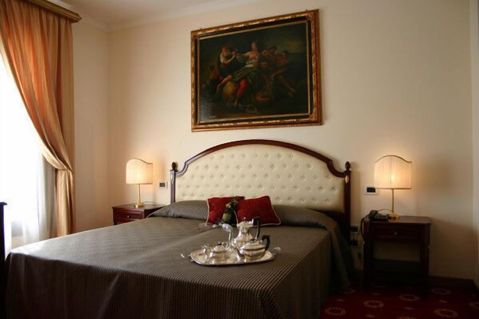 Grand Hotel Palace Marsala Bagian luar foto A room at the hotel