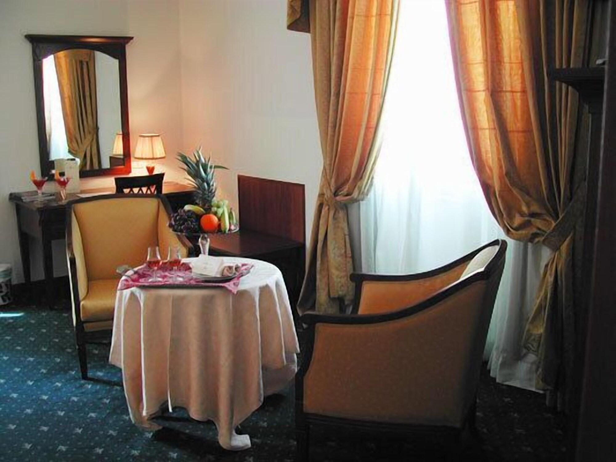 Grand Hotel Palace Marsala Bagian luar foto A suite at the hotel