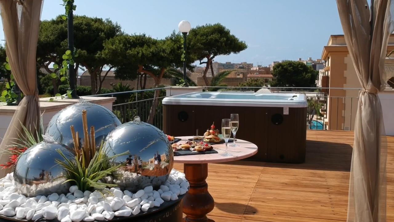 Grand Hotel Palace Marsala Bagian luar foto A hot tub on a balcony