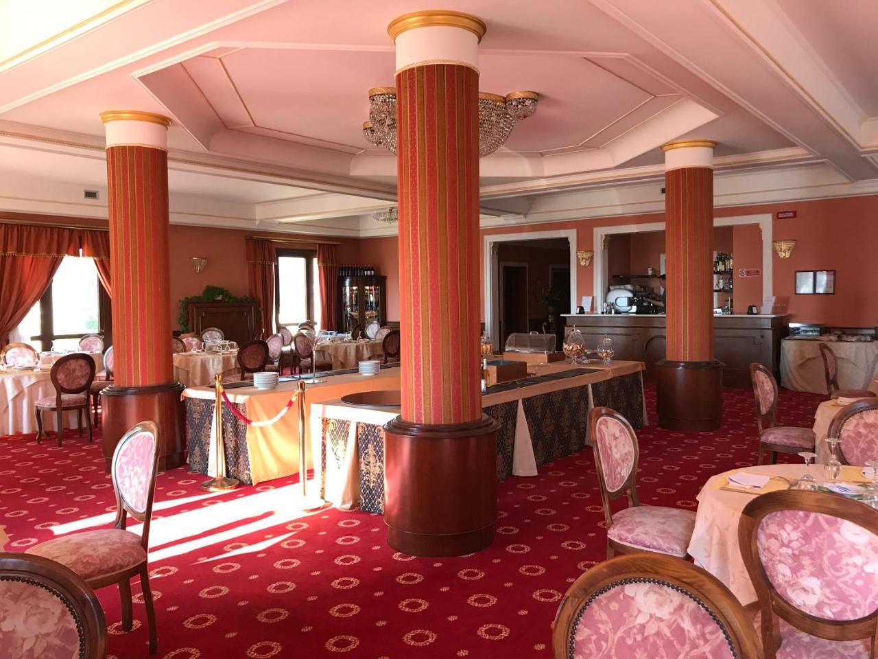 Grand Hotel Palace Marsala Bagian luar foto Interior of a restaurant