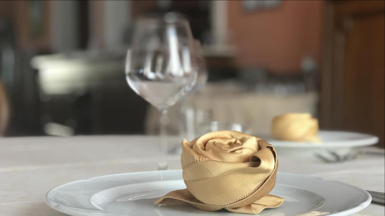 Grand Hotel Palace Marsala Bagian luar foto A golden rose