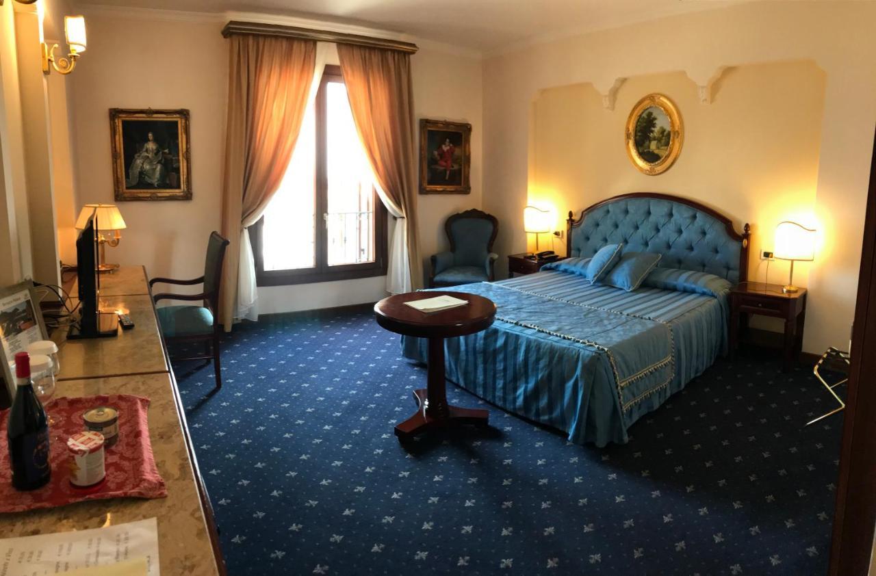 Grand Hotel Palace Marsala Bagian luar foto A room at the hotel