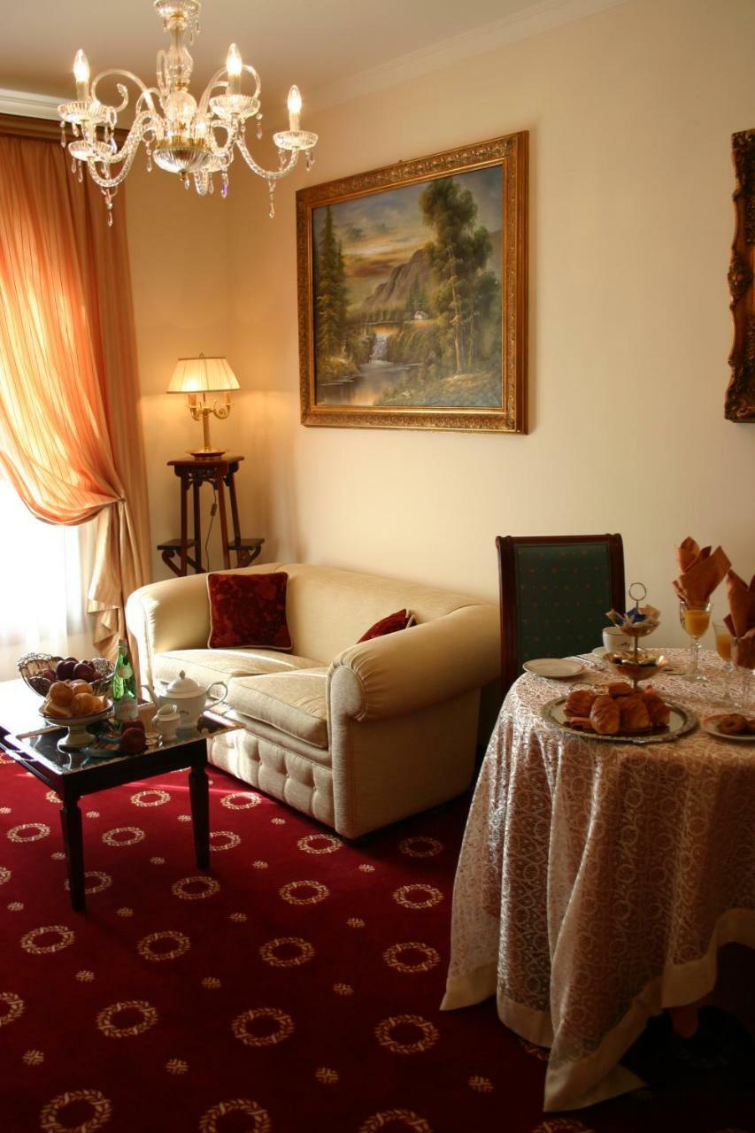 Grand Hotel Palace Marsala Bagian luar foto A suite at the hotel